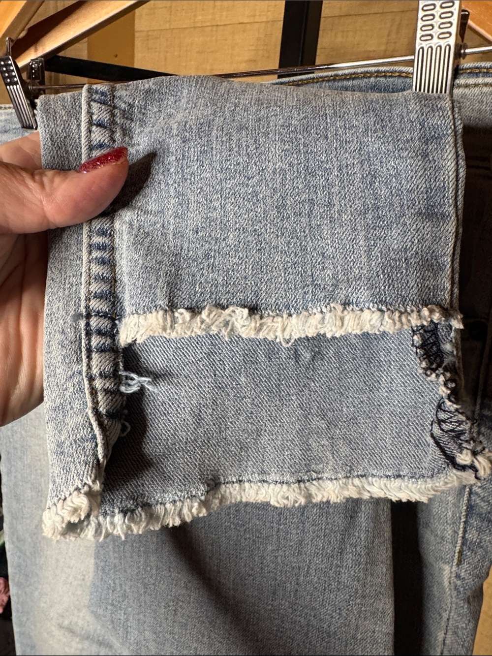 GUESS Light Wash Frayed Hem Ankle Jeans Size 27 Stretch Denim - Picture 8 of 8